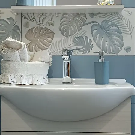 Moon - Con Bagno Privato E Spazi Comuni Con Altri Ospiti ゲストハウス クアルトゥ・サンテーレナ